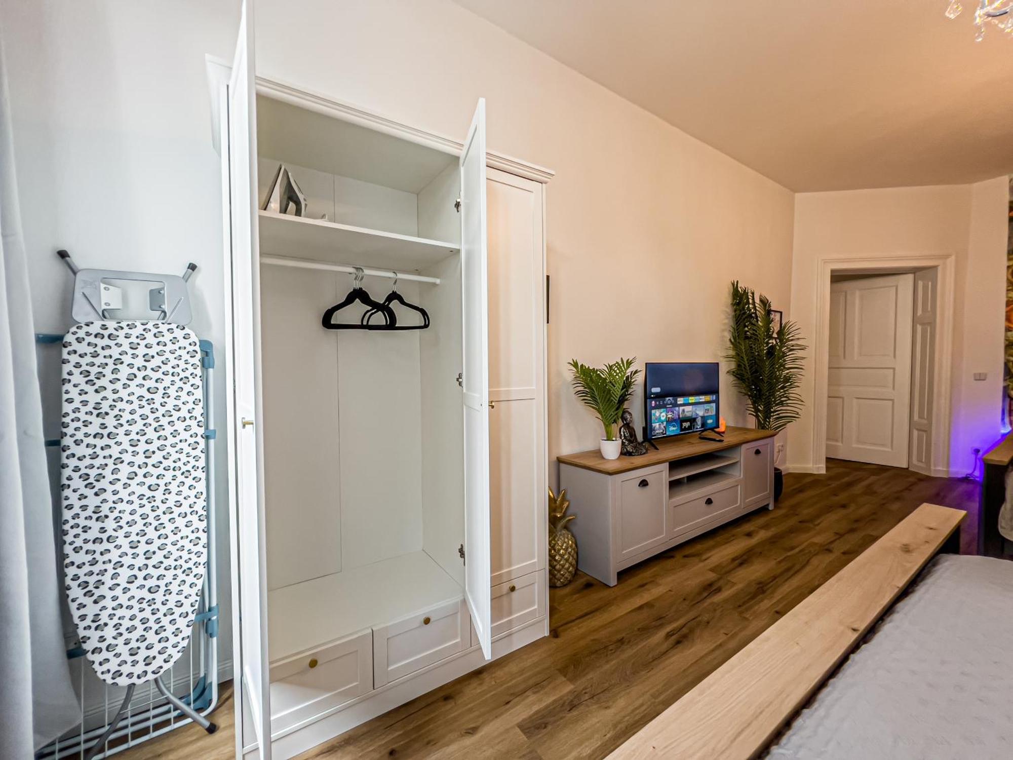 Grosse 3 Schlafzimmer Unterkunft Mit Kueche, Bad, Waschmaschine & Balkon Am Zoo Leipzig Exterior photo